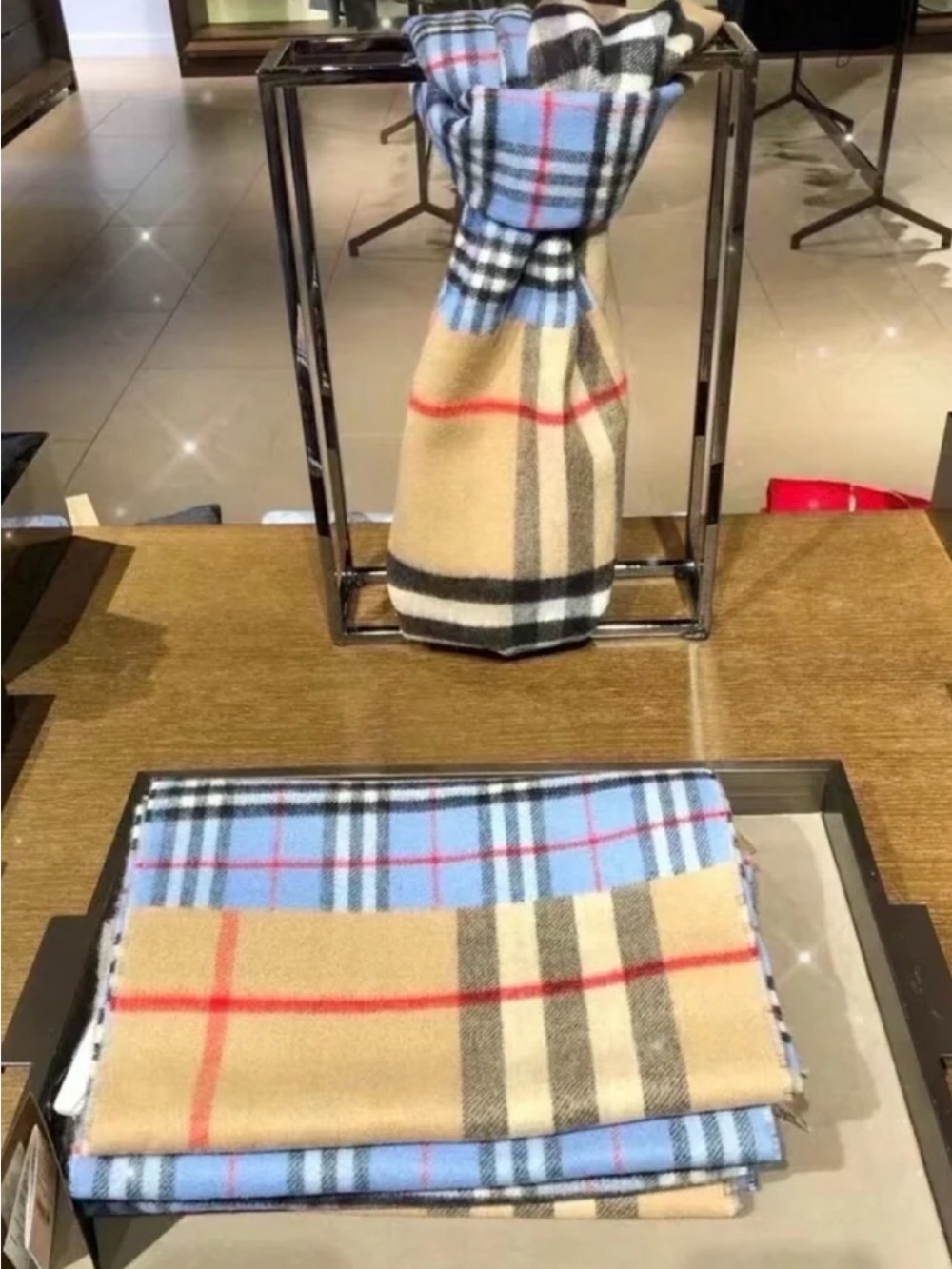 NWT Burberry vintage check to Giant check scarf